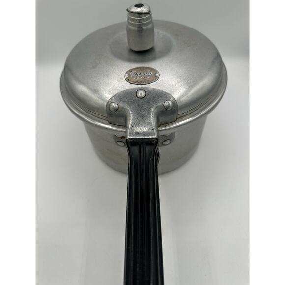 Vintage Presto Pressure Cooker Master 604-4 Quart w/Weight & Older Gasket Seal - Picture 2 of 8